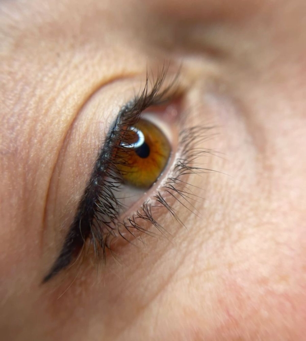 Micropigmentación eyeliner efecto clásico